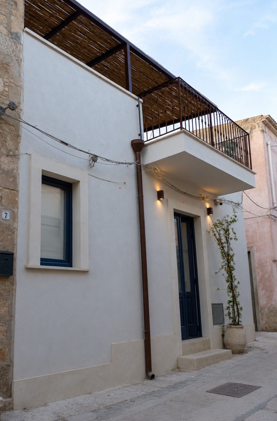La facciata di Casa Fioraliso su Ronco Fioraliso