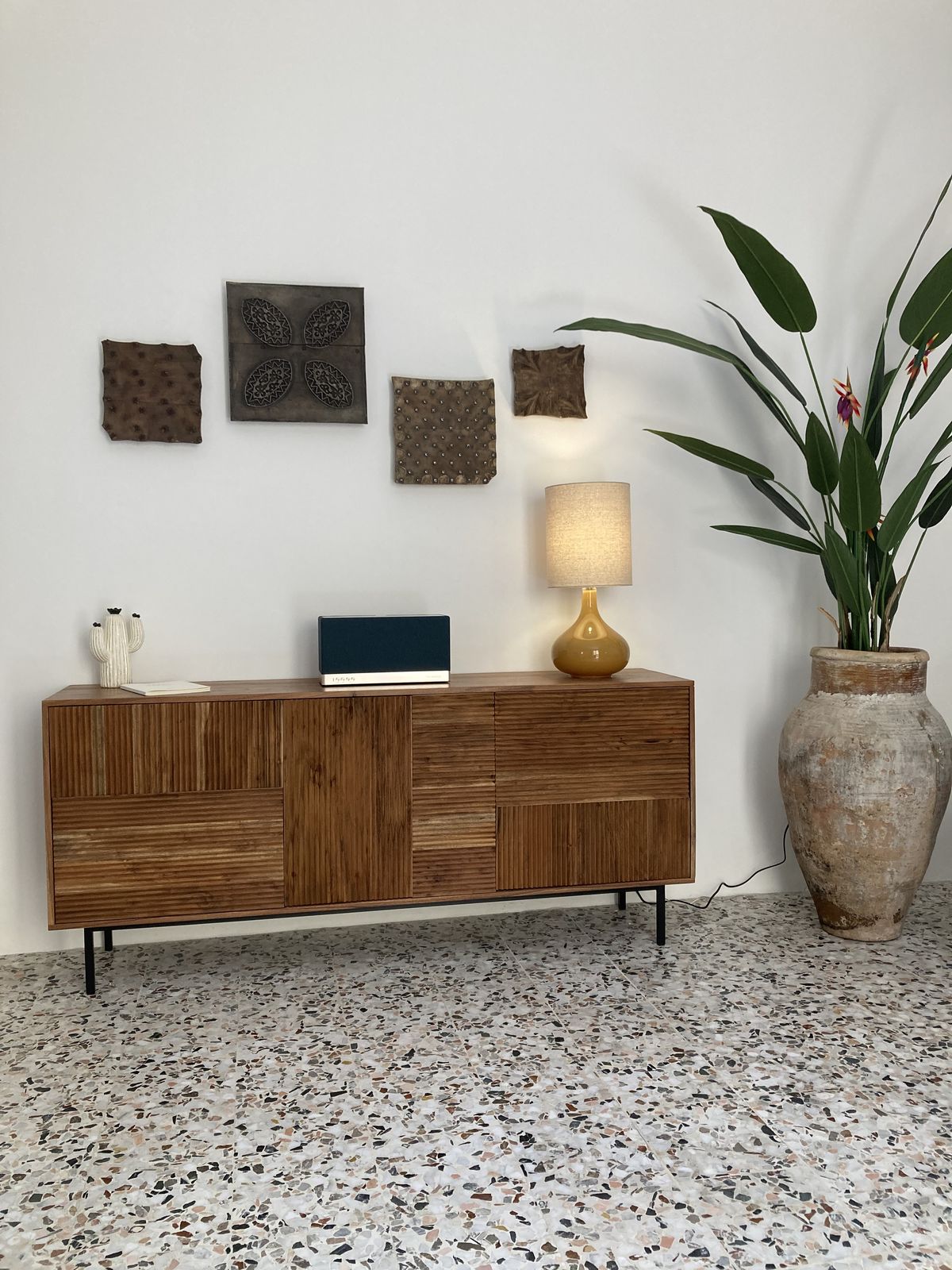 Salotto con divano e credenza in legno