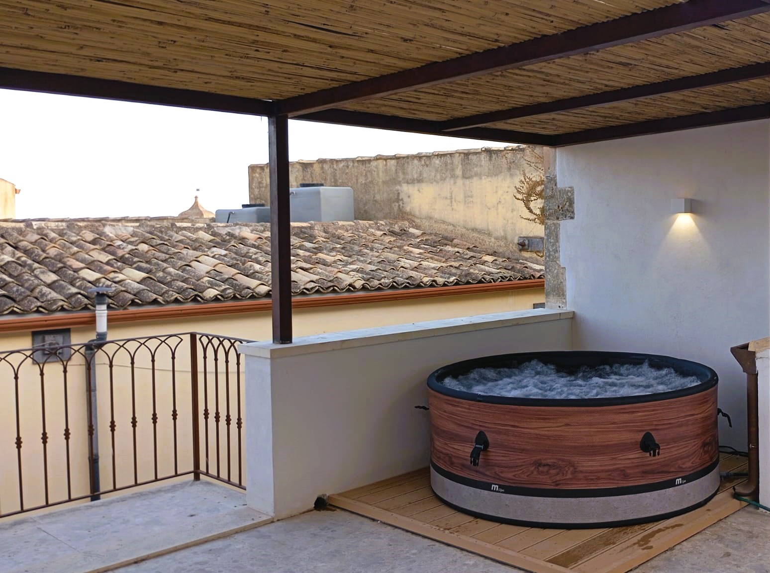 La terrazza di Casa Fioraliso con vista sui tetti di Noto